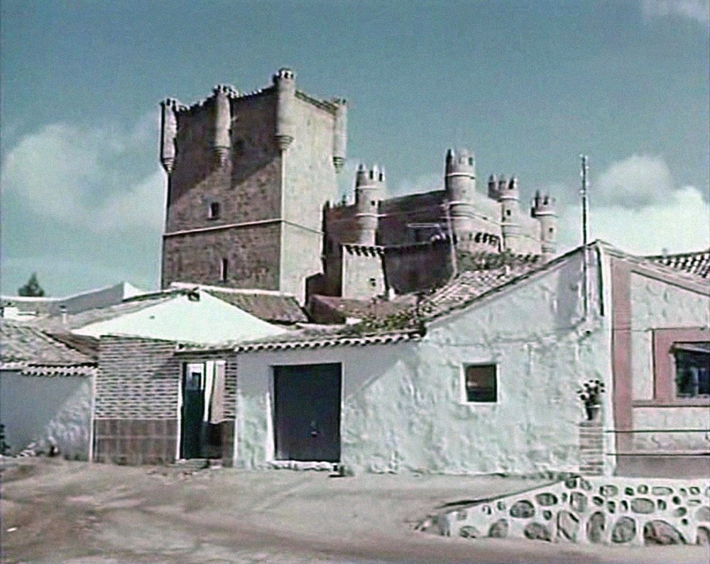 Su castillo conjuga exteriores en Guadamur (foto) con interiores en Tavera.