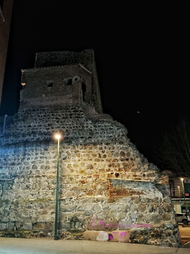 Aparecen pintadas en un paño de la muralla en calle Valencia