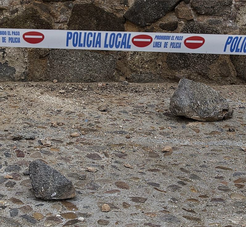 Se desprenden dos piedras de la muralla de la Puerta del Sol