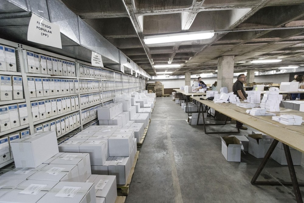 Almacén central logístico de las elecciones en Toledo, en una imagen de archivo de 2016.