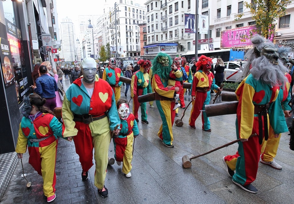 Los morraches de Malpica llenan de ruido y color la Gran Vía