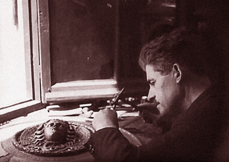 Julio Pascual, con alrededor de cincuenta años, trabajando en una rodela (edición de 1945, sonorizada, a partir de la filmación de 1928).