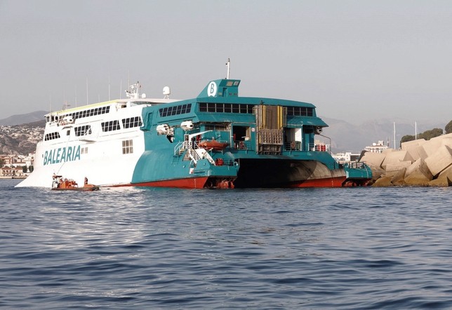Un ferri con 400 pasajeros encalla en el puerto de Dénia