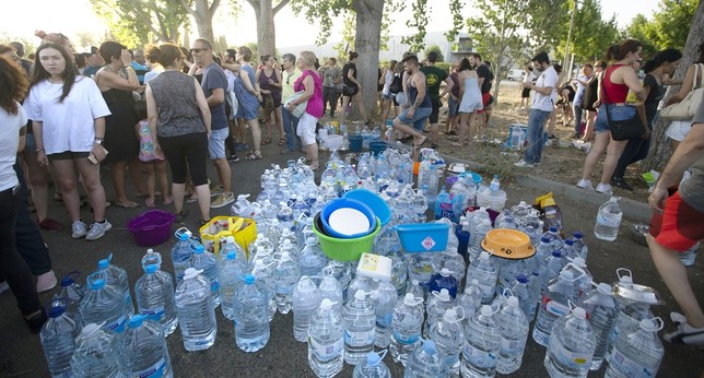 Centenares de botellas de agua se acumularon en La Peraleda para dar de beber a los sesenta perros desalojados gracias al llamamiento realizado por las redes sociales.