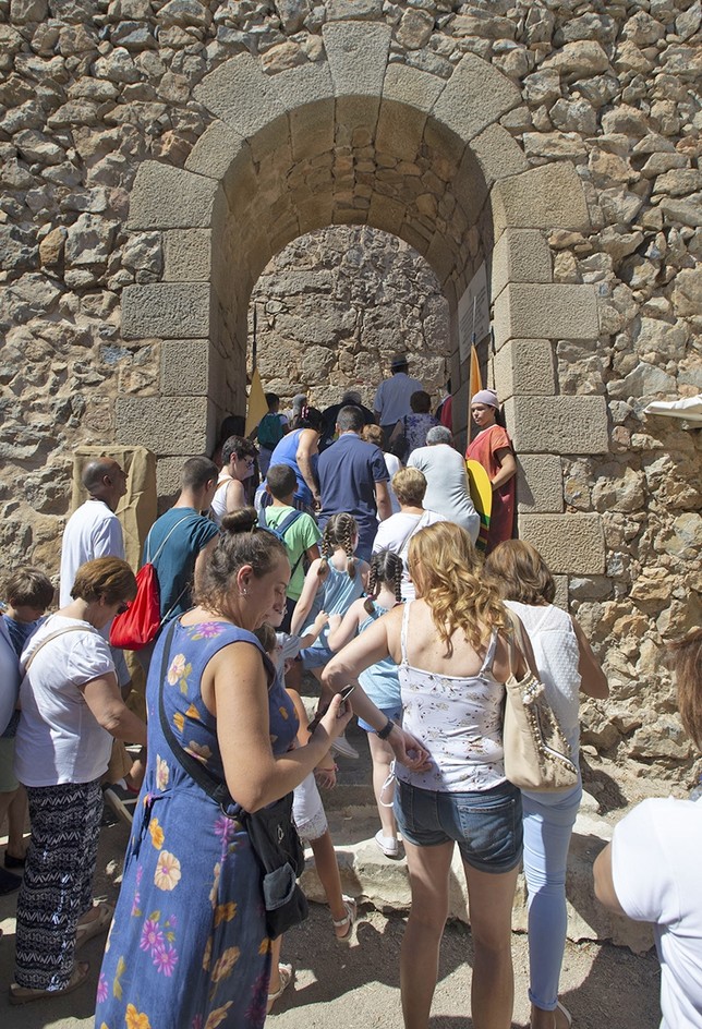 Unas 50 personas asistieron a cada pase en el castillo de la Muela en el cerro Calderico.