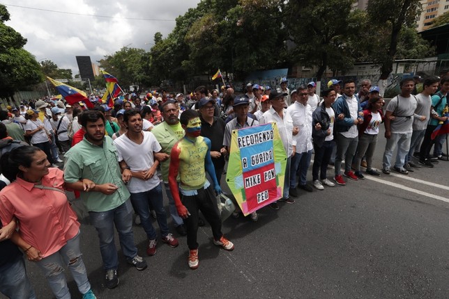 Manifestantes caminan hacia La Casona para pedir a los militares que abandonen a Maduro
