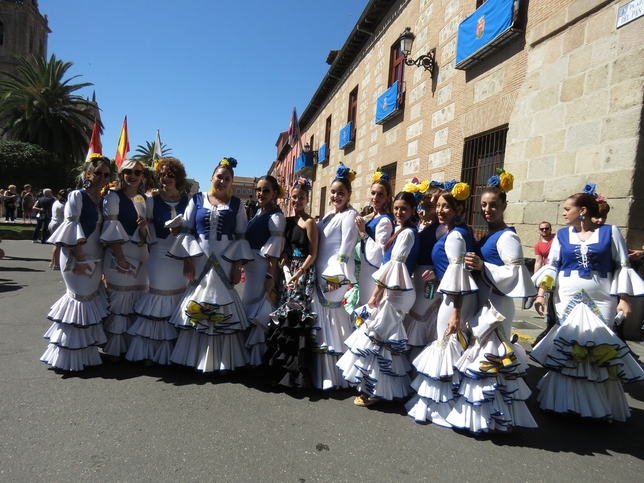 5.000 participantes engrandecen el desfile de San Isidro