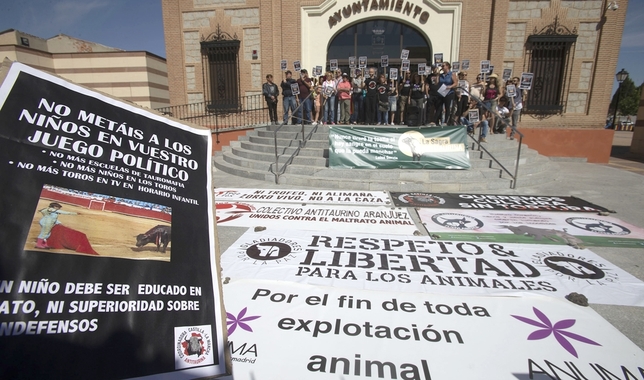 Protestan contra el congreso nacional de toro en Yuncos