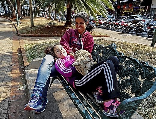 Vida normal. Ticiane da Silva posa con su hija en un banco y asegura que no hay temor por estar en un parque público.