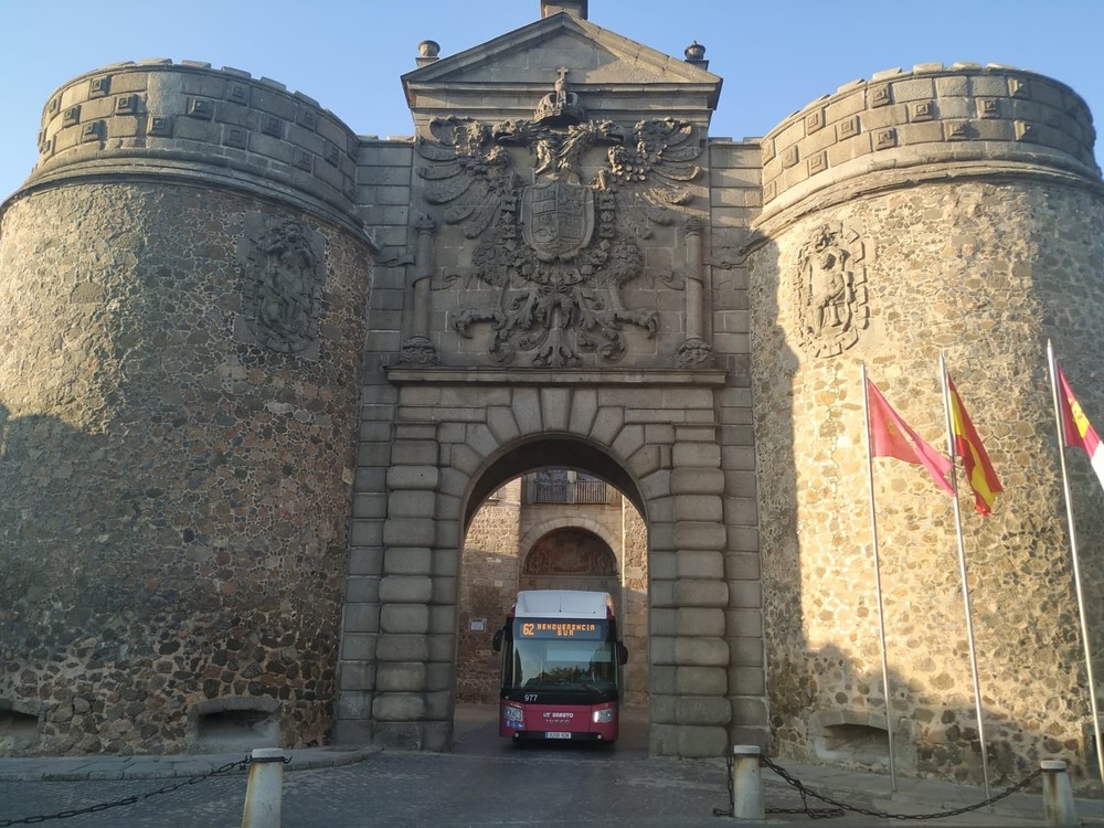 Un autobús saliendo por el portón central de la Puerta de Bisagra, en un imagen de archivo