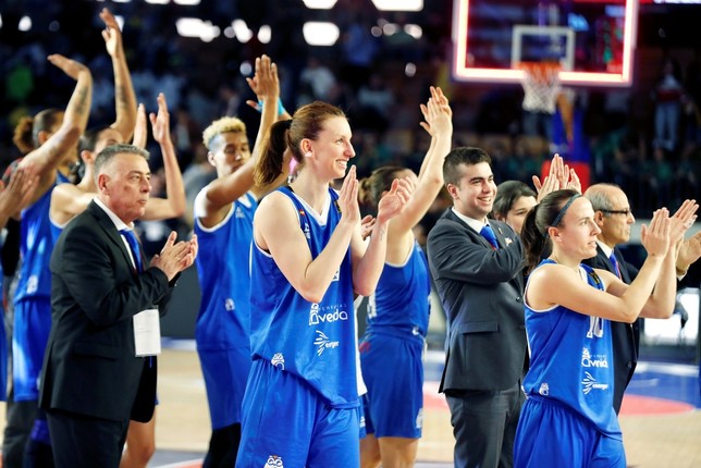 Las jugadoras del Perfumerías Avenida celebran su clasificación para la final. EFE