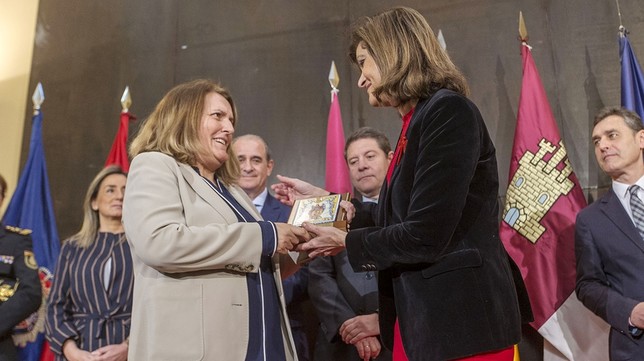 Almudena García Sánchez recoge la placa de homenaje a su hermana María José, primera policía que falleció en un atentado de ETA.