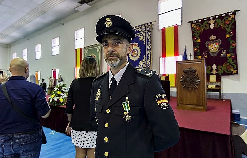 Enrique Redondo recibió la cruz con distintito rojo al mérito policial. 