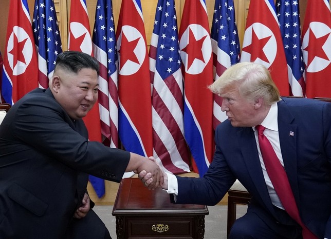 Trump y Kim Jong-un se reúnen en la frontera coreana
