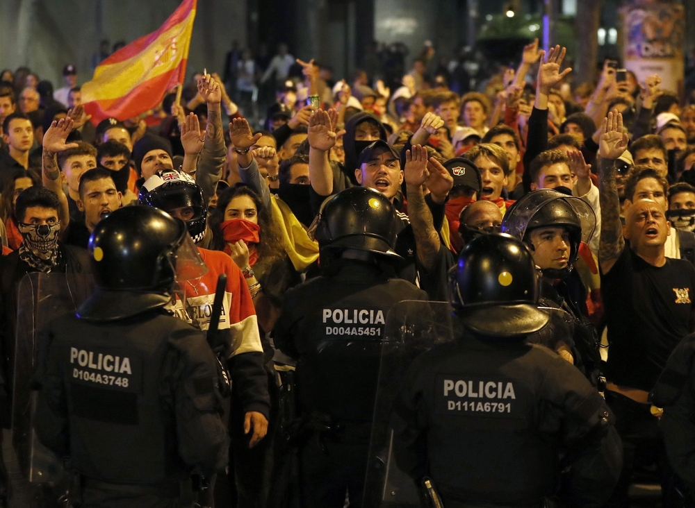 Miembros de la ultraderecha se manifiestan en Barcelona  / ANDREU DALMAU