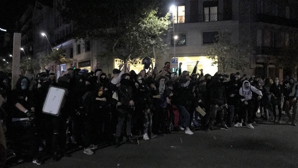 Ultras concentrados en la parte alta de Barcelona bajan al centro de la ciudad por la calle Balmes  / EUROPA PRESS