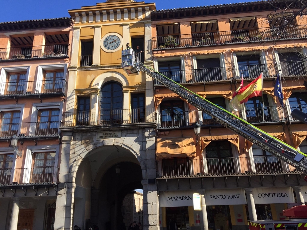 Cae sobre una mujer parte del revoco del Arco de la Sangre