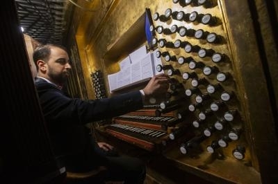 El organista pablo Márquez en plena ejecución.