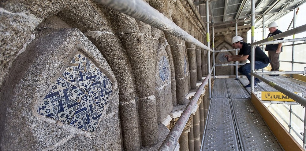 Muy pocos conocen los inusuales azulejos de Manises de la torre de la Catedral.