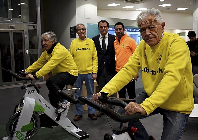 El veterano atleta Juan López con representantes de la directiva de Liberbank Club Atletismo Toledo y el director deportivo del Ciudad de Toledo.