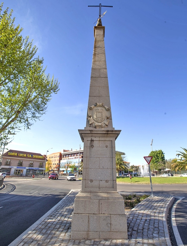 Vox arranca campaña en Toledo junto a un obelisco franquista