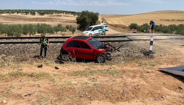 Imagen del coche siniestrado, en un paso a nivel situado en una zona agrícola en las afueras de Domingo Pérez.