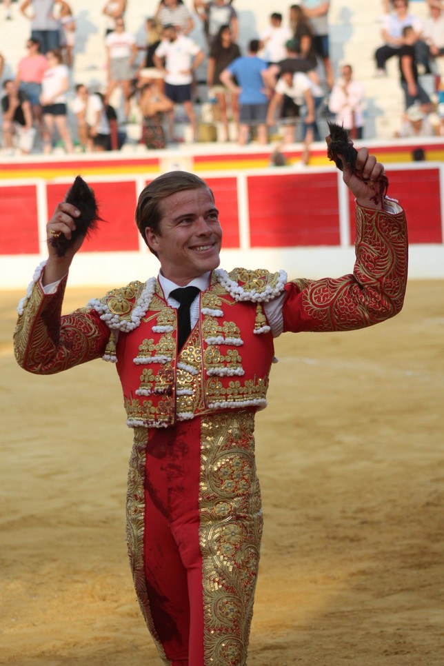 El madrileño Javier Cortés paseó un total de tres orejas.