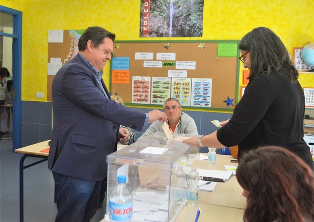 El alcalde y senador Félix Ortega votó en Cobisa.