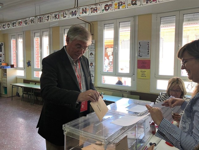 El alcalde de Illescas y candidato al Senado, José Manuel Tofiño, votó en su municipio.