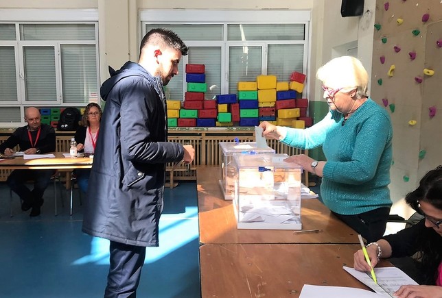 El candidato al Congreso Rodrigo Moreno votó en Añover de Tajo.