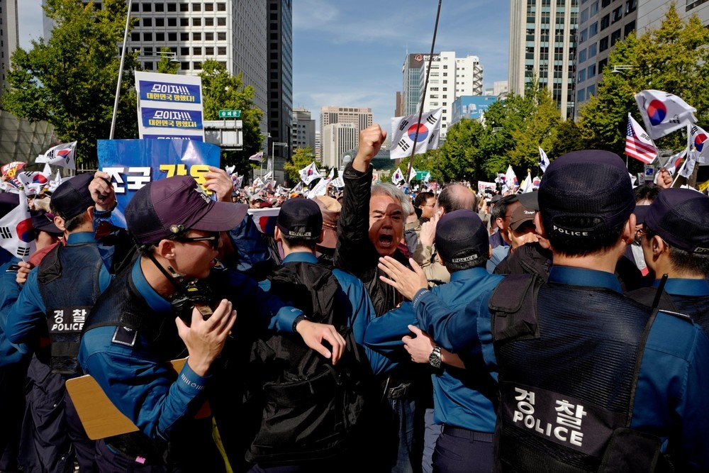 Seúl exige la dimisión del presidente surcoreano 