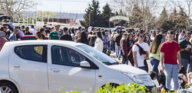 El macrobotellón de ITI reúne a 4.000 jóvenes en La Peraleda