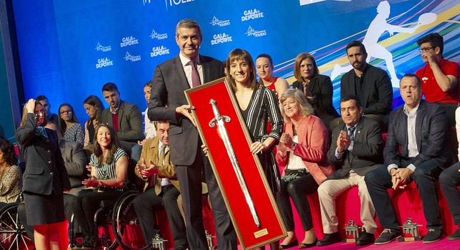Álvaro Gutiérrez entrega el Premio Diputación a la karateka Sandra Sánchez. 