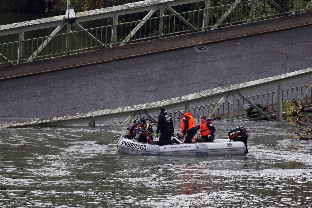 Al menos un muerto tras desplomarse un puente en Toulouse