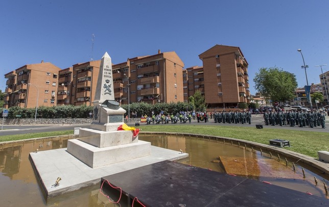 ‘El honor es mi divisa’ se puede leer en el monolito de piedra y bronce, obra de Adriano Palacios, que da nombre a la plaza de la Guardia Civil. 