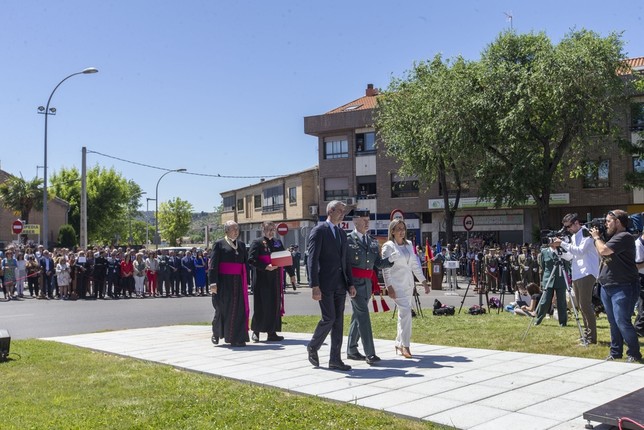 La alcaldesa y el presidente de la Diputación descubrieron el monolito, que fue bendecido por el vicario.