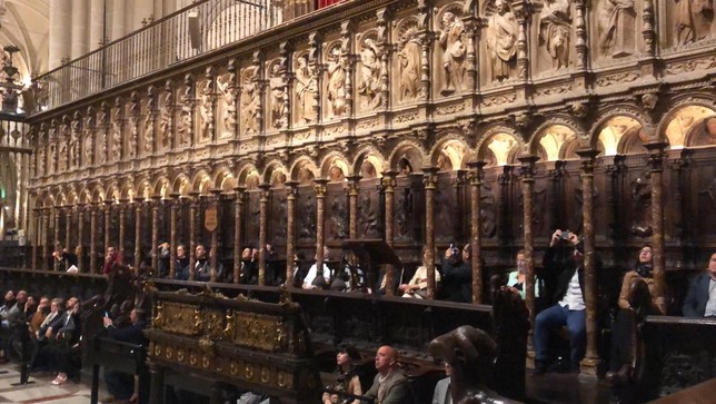 Los asistentes a la cena disfrutaron de un concierto de órgano en el coro de la Catedral.
