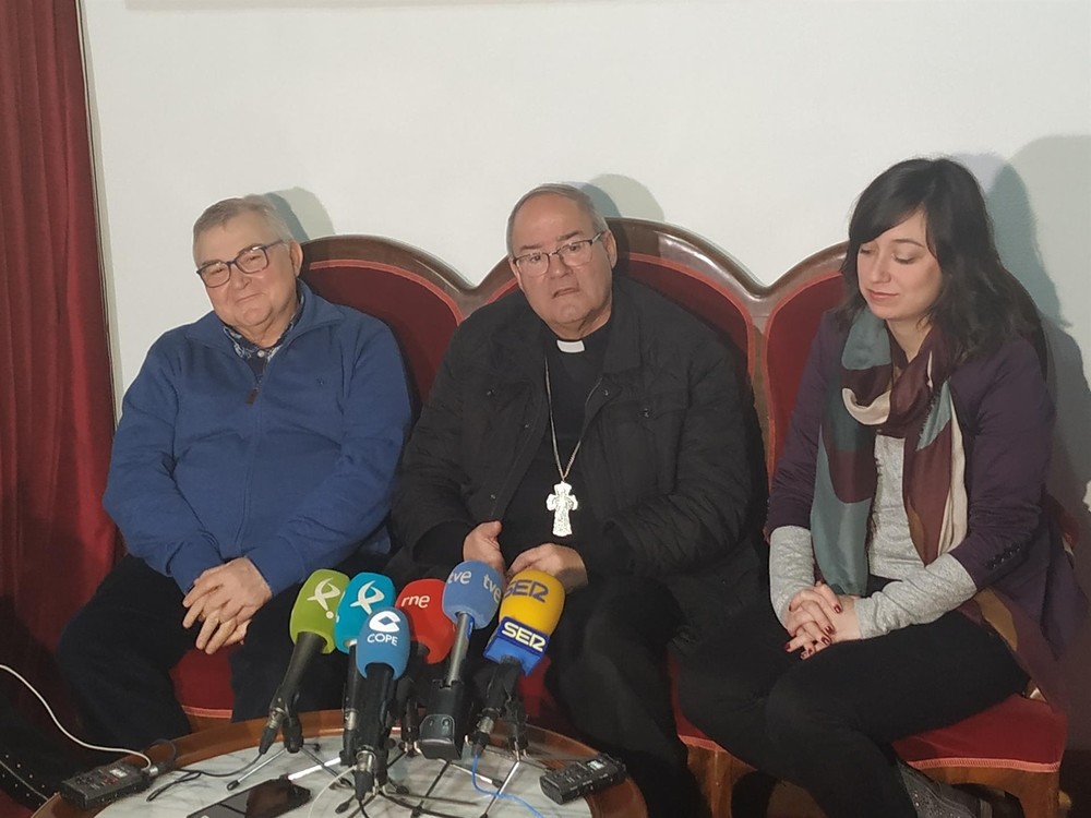 Francisco Cerro (centro) en la rueda de prensa de despedida de la diócesis de Coria-Cáceres.