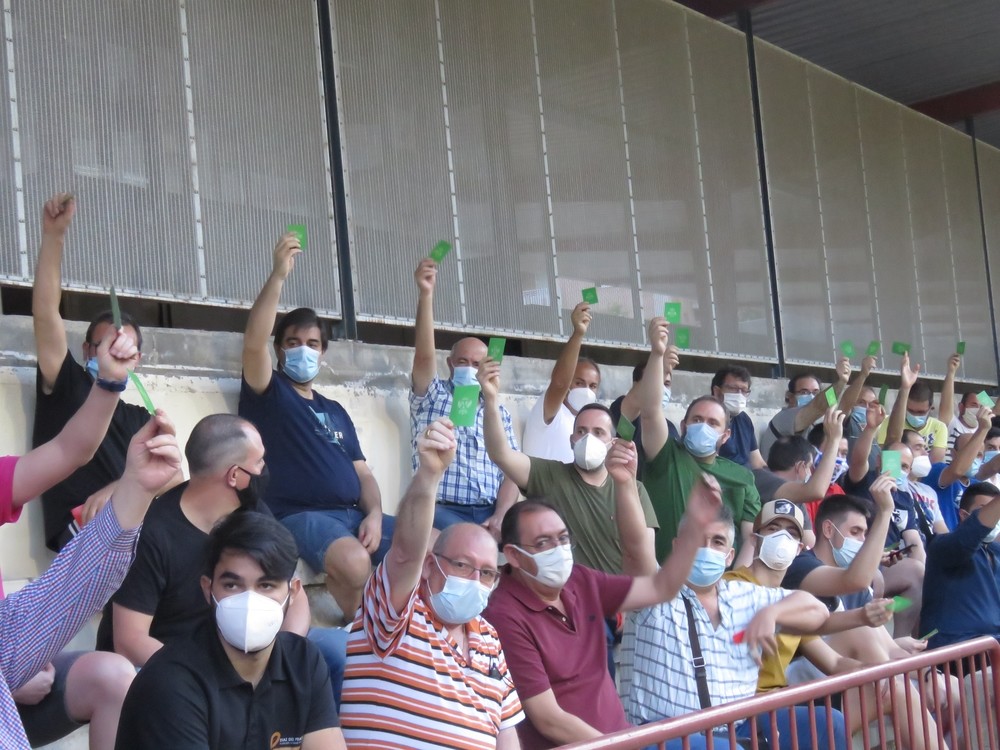 Socios del CF Talavera levantan la tarjeta verde que significa sí a la Sociedad Anónima Deportiva.