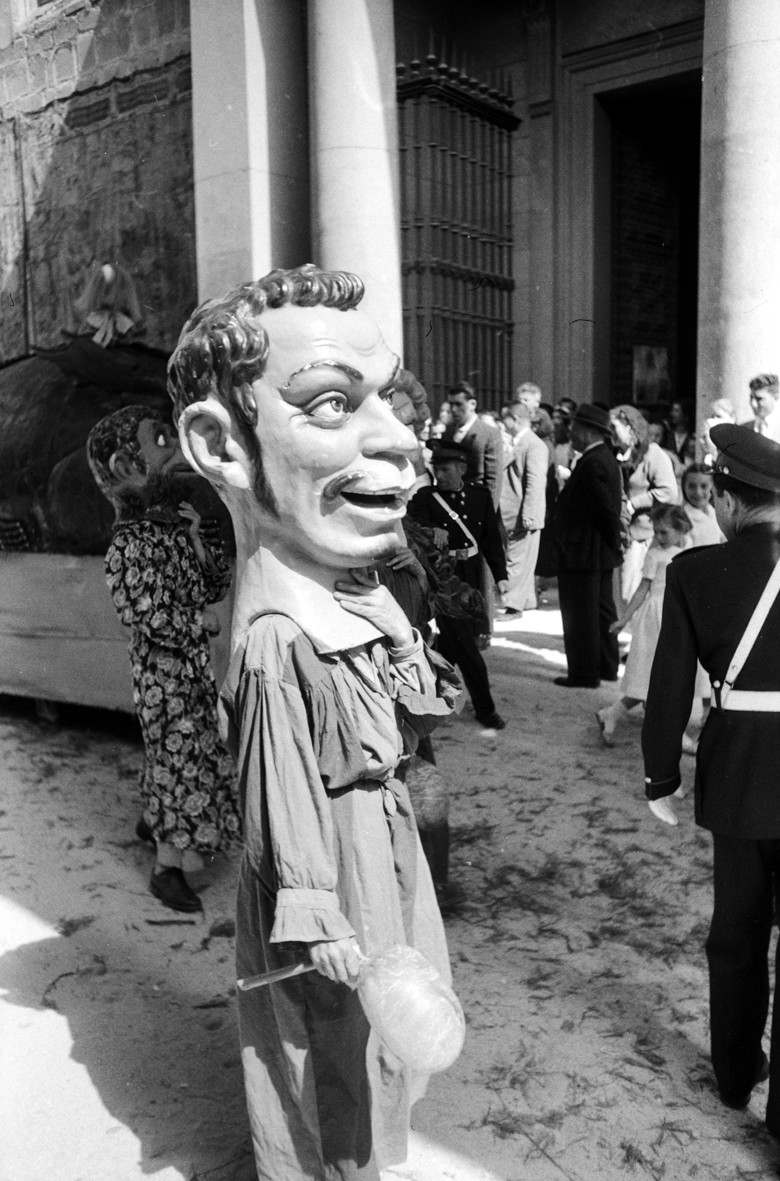 Cabezudo con la cara de Cantinflas en las fiestas del Corpus Christi de Toledo en 1955.