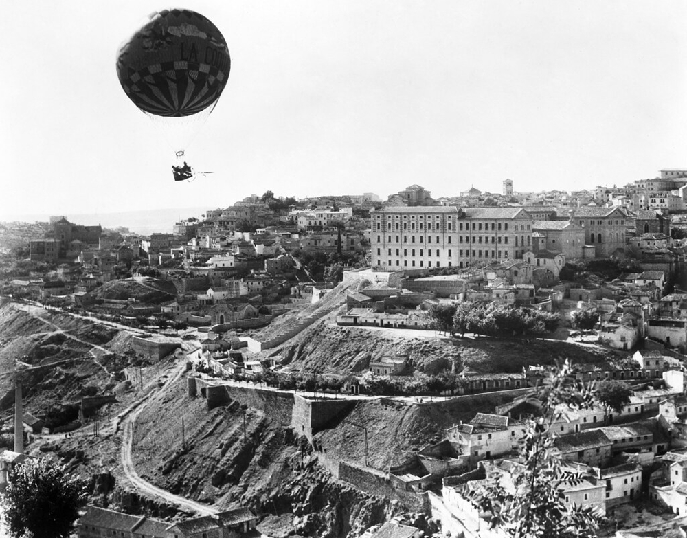 El globo 'La Coquette' sobrevolando Toledo entre agosto y octubre de 1955, durante el rodaje de 'La vuelta al mundo en 80 días'.