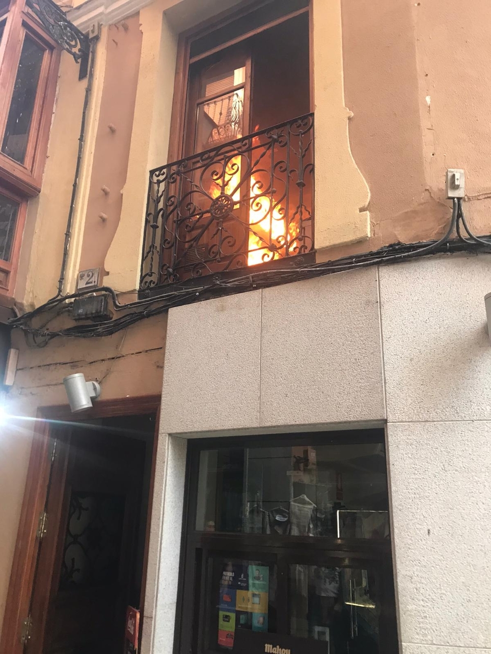 Los bomberos sofocan un fuego en un bar de la calle Comercio