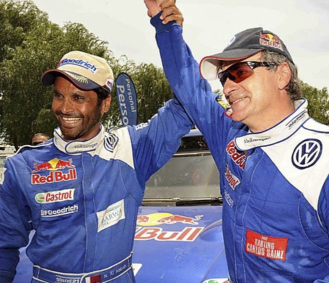 Nasser Al-Attiyah ya se rindió ante Sainz tras su primer título en el Dakar en 2010. 