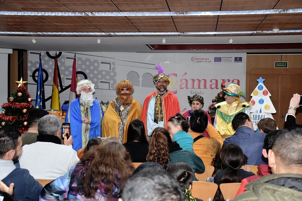 Los Reyes Magos reparten regalos a 250 niños de 6 colectivos