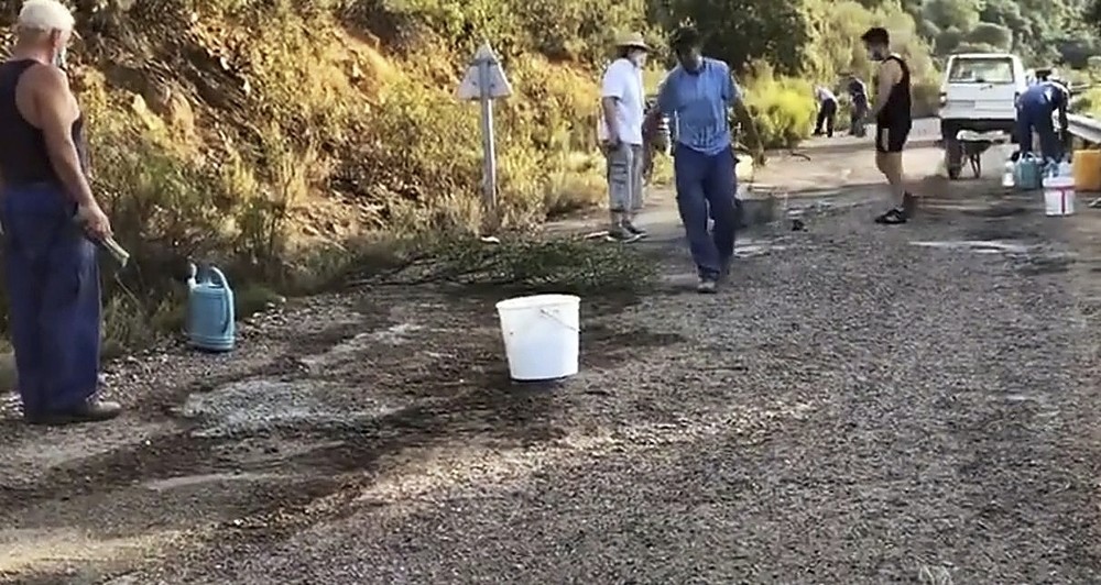 Vecinos de Robledillo arreglan por su cuenta un carreterín