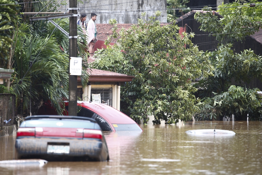 Typhoon Vamco makes landfall in the Philippines  / ROLEX DELA PENA