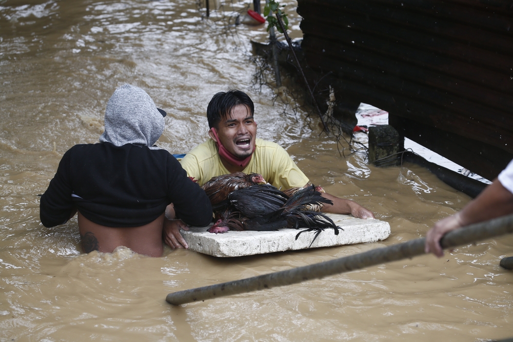 Typhoon Vamco makes landfall in the Philippines  / ROLEX DELA PENA