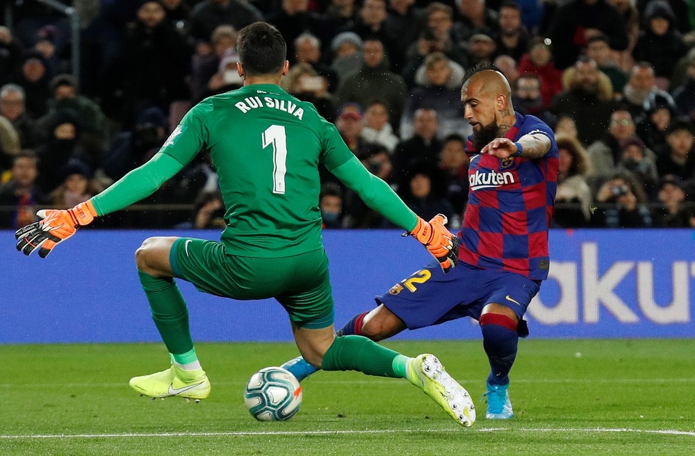 Messi endulza el sufrido debut de Setién