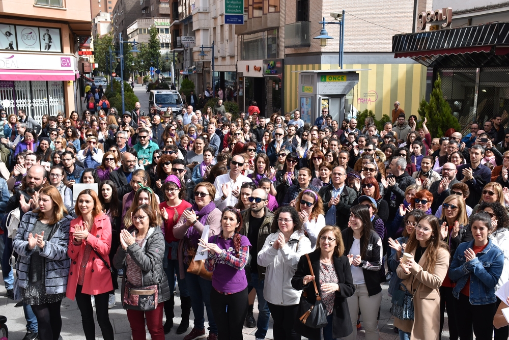 Mujeres de todas las edades se sumaron a la marea violeta.  / MANU REINO