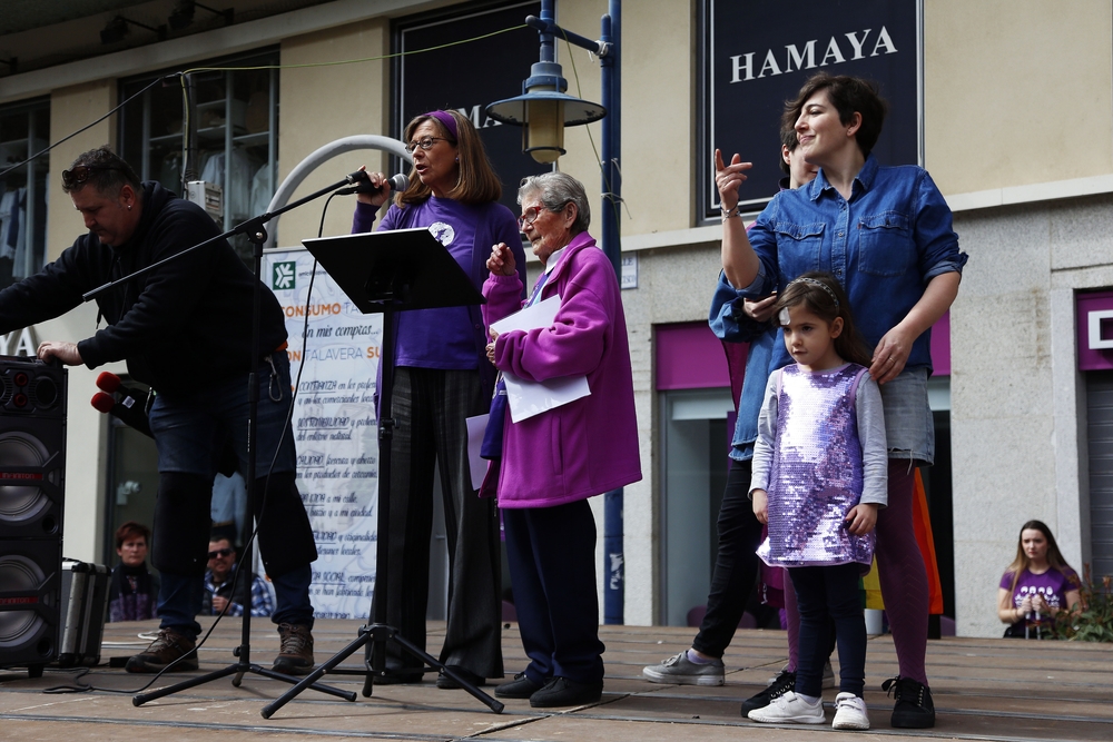 Mujeres de todas las edades se sumaron a la marea violeta.  / MANU REINO